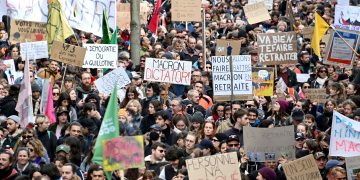 ¡Arde Francia! ¡Fuera Macron!