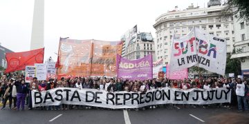 (vídeo) Argentina: Marcha masiva en apoyo a la rebelión de los y las docentes y el pueblo de Jujuy