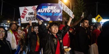 Estados Unidos: Arranca una histórica huelga que afecta a tres grandes fabricantes de automóviles