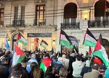 Juan Carlos Giordano llevó la solidaridad de Izquierda Socialista y la UIT-CI al «Abrazo al Pueblo Palestino» en Buenos Aires.