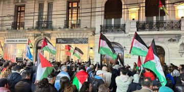 Juan Carlos Giordano llevó la solidaridad de Izquierda Socialista y la UIT-CI al «Abrazo al Pueblo Palestino» en Buenos Aires.