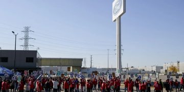 EE.UU: continúa huelga de trabajadores automotrices y se estancan las negociaciones con los fabricantes