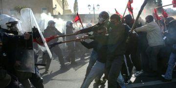 Miles de personas se manifiestan en Grecia contra la apertura de universidades privadas