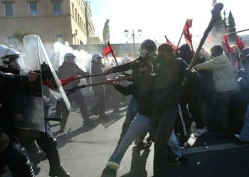 Miles de personas se manifiestan en Grecia contra la apertura de universidades privadas