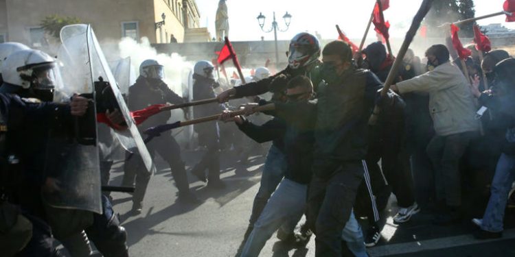 Miles de personas se manifiestan en Grecia contra la apertura de universidades privadas