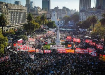 Argentina: multitudinarias marchas a 48 años de golpe