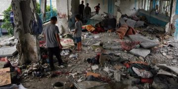 Israel bombardea una escuela y centro de refugiados en Gaza