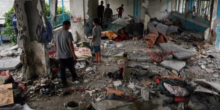 Israel bombardea una escuela y centro de refugiados en Gaza
