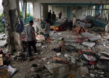 Israel bombardea una escuela y centro de refugiados en Gaza