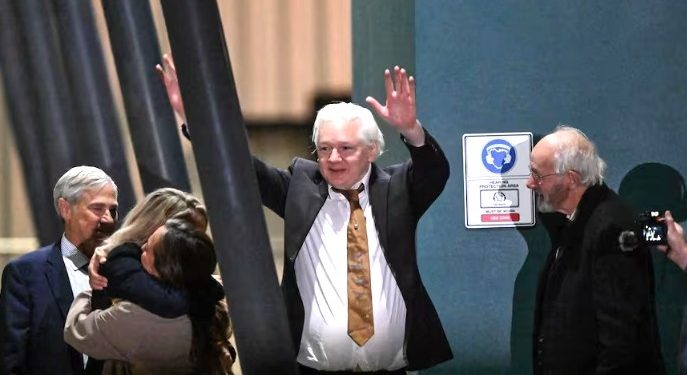 Julián Assange recupera su libertad después de años de persecución imperialista