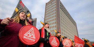 Alemania: ¡Cien mil trabajadores de VW en huelga!