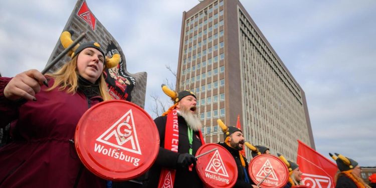 Germany: 100,000 Volkswagen workers on strike!