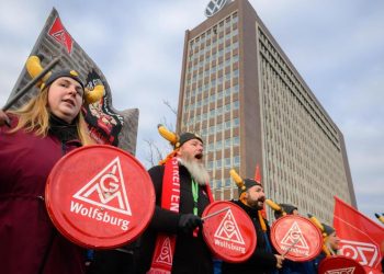 Alemania: ¡Cien mil trabajadores de VW en huelga!