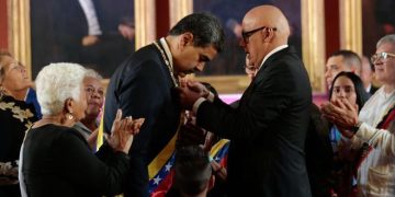 Maduro asume por un tercer sexenio en un país militarizado y tras un fraude escandaloso