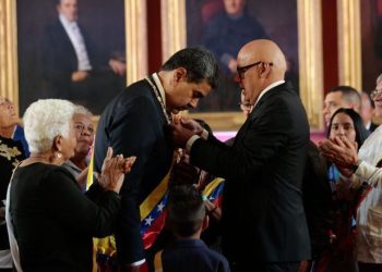 Maduro asume por un tercer sexenio en un país militarizado y tras un fraude escandaloso