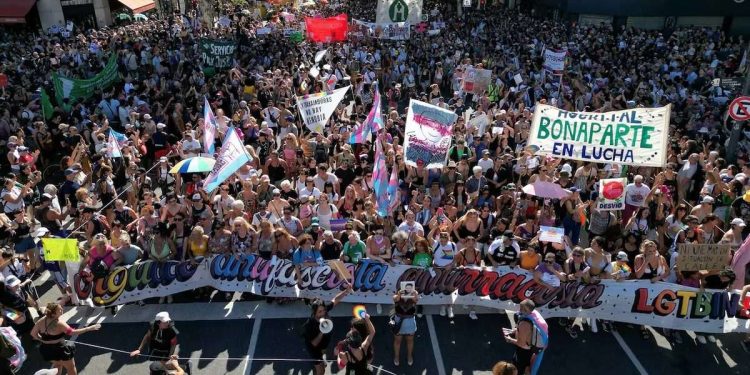 (vídeo) Argentina: Cientos de miles en las calles de todo el país contra Javier Milei