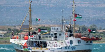 Diputados de varios países piden la protección de la flotilla humanitaria