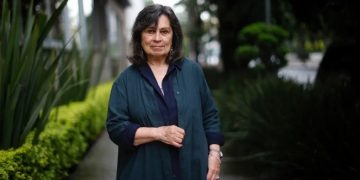 Laura Restrepo y otras escritoras y escritores cancelan su participación en el Hay Festival en rechazo a la presencia de Corina Machado