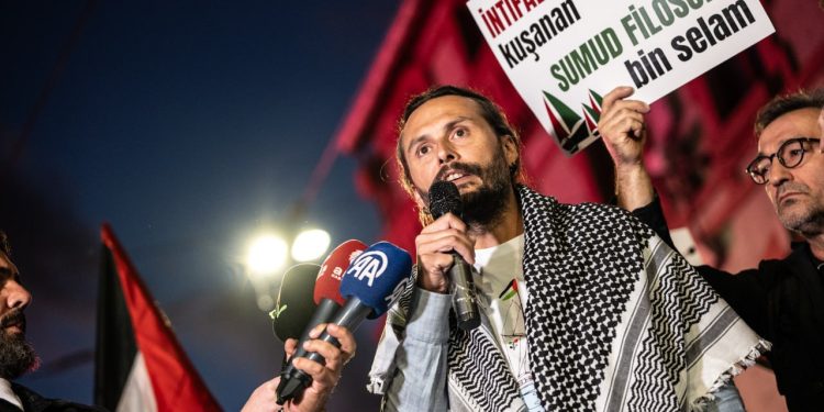 Görkem Duru, participante de la Flotilla Global Sumud: «Rechazamos la normalización del genocidio bajo el pretexto de un falso plan de paz».