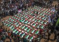Masivo funeral en Palestina despidió a 120 palestinos hallados en los escombros