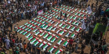 Masivo funeral en Palestina despidió a 120 palestinos hallados en los escombros