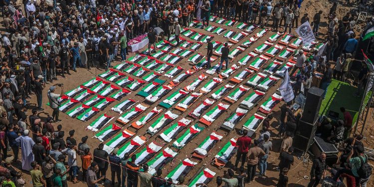 Masivo funeral en Palestina despidió a 120 palestinos hallados en los escombros